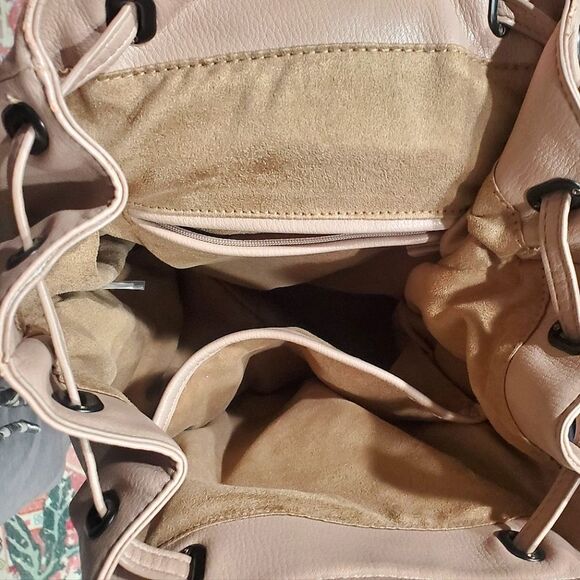 Elizabeth & James Tan Beige Slouchy Bucket Vegan Leather Drawstring Backpack EUC main image 8